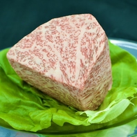 ボリューム満点な肉に食らいつく！