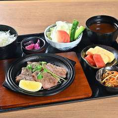 ランチタイムの定食はごはん大盛無料◎