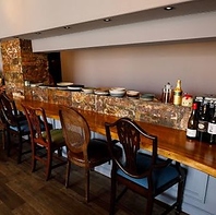 カウンター席ございます。