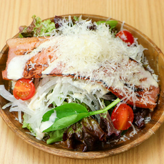 たっぷりチーズとベーコンのシーザーサラダ