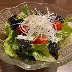 【まずはコレ】ご一緒にお楽しみください♪「韓国チョレギサラダ」と「ナムル二種とキムチの盛り合わせ」の写真