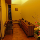 当店では、約50台分の駐車場をご用意しておりますので、お車でお越しのお客様も安心です。広々とした駐車スペースで、駐車に困る心配もありません。家族や友人と一緒に、ゆったりとした時間をお楽しみいただけますので、ぜひお気軽にお越しください。