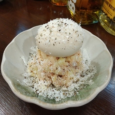 コンビーフのポテサラ　半熟玉子のせ