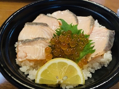 炙りサーモンとイクラのゴマダレ丼