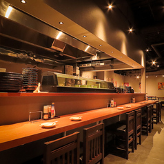 デートや一人での食事などに最適なカウンター席がございます。目の前で調理される様子を楽しみながらお過ごしいただけます。お一人様でも気軽に立ち寄れる雰囲気で、あなたのペースで美味しい料理をご堪能ください。