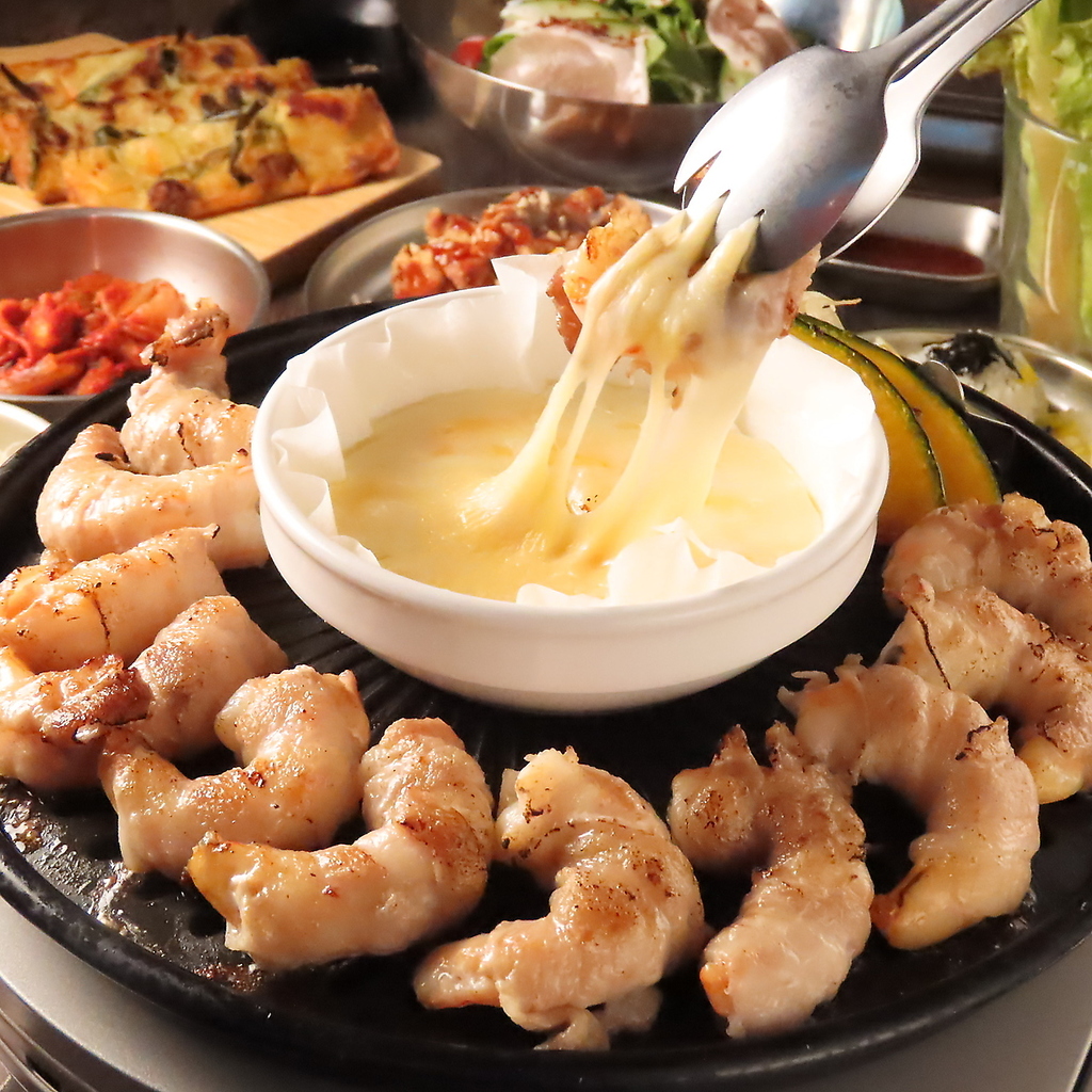 当店の看板メニュー、エビロールサムギョプサル！とろーりチーズに絡めて召しあがれ！