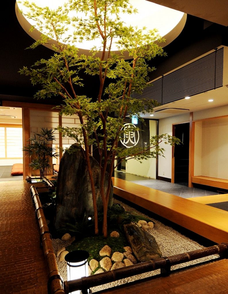 店内はまるで老舗旅館を訪れたかのような寛ぎの空間。エントランスには美しい日本庭園が広がります。