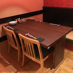ほんの少しムーディーなテーブル席。黒いスクリーンで遮れば、6名様と8名様の半個室にもなりますよ。。テーブルをつなげて18名様までの個室となります。一度、デートでご利用してみてはいかがでしょうか