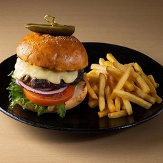 和牛バーガーグリエールチーズ　トリュフアイオリ 