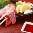 本場・熊本から直送される新鮮な馬刺しは、極上の甘みととろけるような食感が格別です！程よく脂がのった部位を厳選し、九州特有の濃厚な甘口醤油と薬味で味わう本格派。お肉本来の濃厚な旨味が口いっぱいに広がる、贅沢なひとときをどうぞ。焼酎やビールとの相性も抜群な自慢の逸品です。