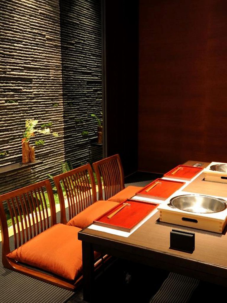 殆どのお席から坪庭が臨める、掘りごたつ式個室。接待・記念日などに。