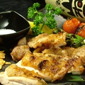 料理メニュー写真 鶏の岩塩焼き