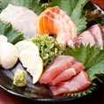 毎朝市場から仕入れる一級品の鮮魚を、豪快に盛り合わせた大満足の逸品です！職人がその日の最高な状態を見極めて捌くため、抜群の歯ごたえと瑞々しい海の旨味をダイレクトに堪能できます。見た目の華やかさはテーブルをパッと彩り、宴会の始まりを盛り上げる、まず最初に頼むべき絶対のエースです。