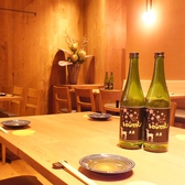 オレンジ色のや優しい光の店内は一席ごとにゆったりとおくつろぎいただけます。ご宴会などのご予約も承っております。