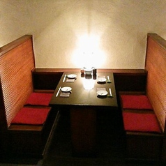 カウンター席のほかにテーブル席や半個室風テーブル席などのゆったりとしたお席をご用意しております。
