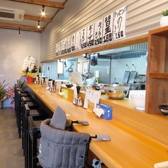【ランチや一人飲みにぴったり】カウンター席はランチタイムや一人飲み、一人ご飯などでさらっと使っていただけます。奄美大島の醤油と塩を使ったこだわりらぁめんやアルコール・ノンアルコールの各種ドリンク、唐揚げや餃子をセットにできるランチセットなど、お一人様でも楽しんでいただけるラーメン居酒屋です。