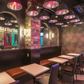 2名様掛けのテーブル席をつなげて4名様掛けのテーブルにする事も可能ですので、お気軽にお声がけください◎