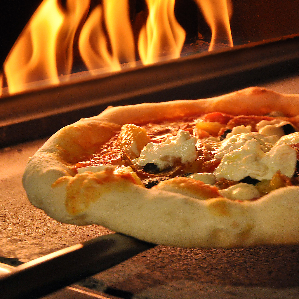 1枚1枚丁寧に石釜で焼き上げるナポリピッツァは絶品…焼き立てのアツアツをお召し上がり下さいね☆
