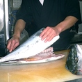 料亭などで修行した板長みずから目利きし、毎朝鮮魚を仕入れます。新鮮な魚を召し上がってください！