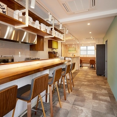 【南カリフォルニアを感じるテーブル席でのひととき】当店のテーブル席は、4名様がご利用できるスペースを1つご用意しています。南カリフォルニアのビーチをイメージした店内は、明るく開放感のある空間。友達との楽しい会話と美味しい料理を楽しむことができる理想的な場所です♪