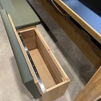 《座席がロッカーに変身》上着に匂いがつくのを阻止！