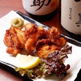 大分名物の「とり天」を、外はサクッと軽快に、中は驚くほどふっくらジューシーに揚げ上げました！独自の味付けで鶏肉の旨味を極限まで引き出しており、ひと口噛むたびに溢れる肉汁が堪りません。お好みでさっぱりとしたポン酢や天つゆを添えれば、ハイボールやレモンサワーが止まらなくなる美味しさです。