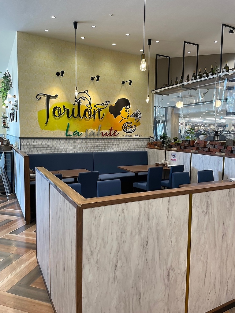 白＆ネイビーを基調としたハイセンスな空間で、美味しいイタリアン料理の数々をご堪能いただけます♪