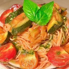 トマトとバジルの冷製パスタ