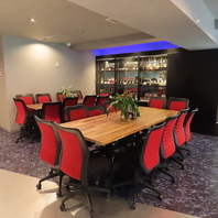 心地よく開放感があふれる空間で豊富なドリンクを片手に