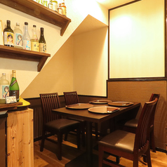 落ち着いた雰囲気の中でゆったりとお食事をお楽しみいただける2名様用テーブル席をご用意しております。友人や家族、大切な方との会話も自然と弾みます。心地よい空間でこだわりの料理やドリンクを心ゆくまでご堪能ください。心を込めておもてなしいたします。お気軽にお問い合わせください。ご来店をお待ちしております。