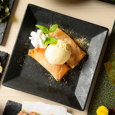 シナモンとりんごの揚げ春巻き バニラアイスのせ