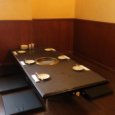 6名様でのお食事にぴったりな寛ぎの座敷席をご用意しております。落ち着きのある心地よい空間は、少人数でのご宴会やご家族でのお食事、ちょっとしたお集まりに最適です。開放感がありながらも落ち着ける空間で、美味しいお酒とお料理を楽しみながら、会話の弾む時間をお楽しみいただけます。