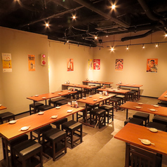 当店では60名様までの貸切が可能です。会社の飲み会や結婚式の二次会など、幅広いシーンに対応できます。広々とした空間で、プライバシーを重視しながら思い出に残る時間をお過ごしいただけます。ぜひご相談ください。
