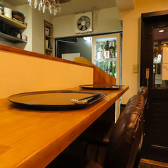 目の前で繰り広げられる職人の技に、思わず目を奪われるカウンター席。温もりのある木の質感と落ち着いた雰囲気が、特別な時間を演出します。料理の仕上がりを間近で楽しめるカウンター席は、デートや記念日にもおすすめです。ぜひ職人の技を感じながら、贅沢な時間をお過ごしください。ご来店を心よりお待ちしております。