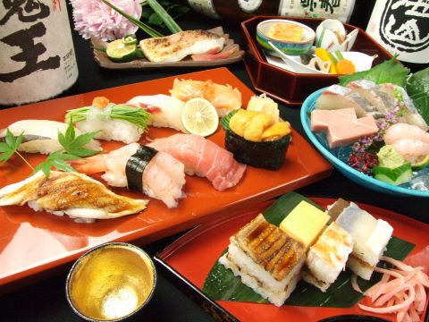 本店は、百貨店でも販売されている歴史ある『大阪寿司』を店内で楽しめる唯一のお店!