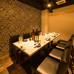 【小人数テーブル】 光と影が織り成す上質空間。都会の喧騒を忘れ大人の時間をゆったり堪能できる空間をご用意！2名～6名の少人数様向けのテーブル席などゆったりと優雅なお時間をお過ごし頂けるこちらのお席は、デートをワンランク上の仕上がりに！サプライズ演出できるデザートプレートもご用意しております！！