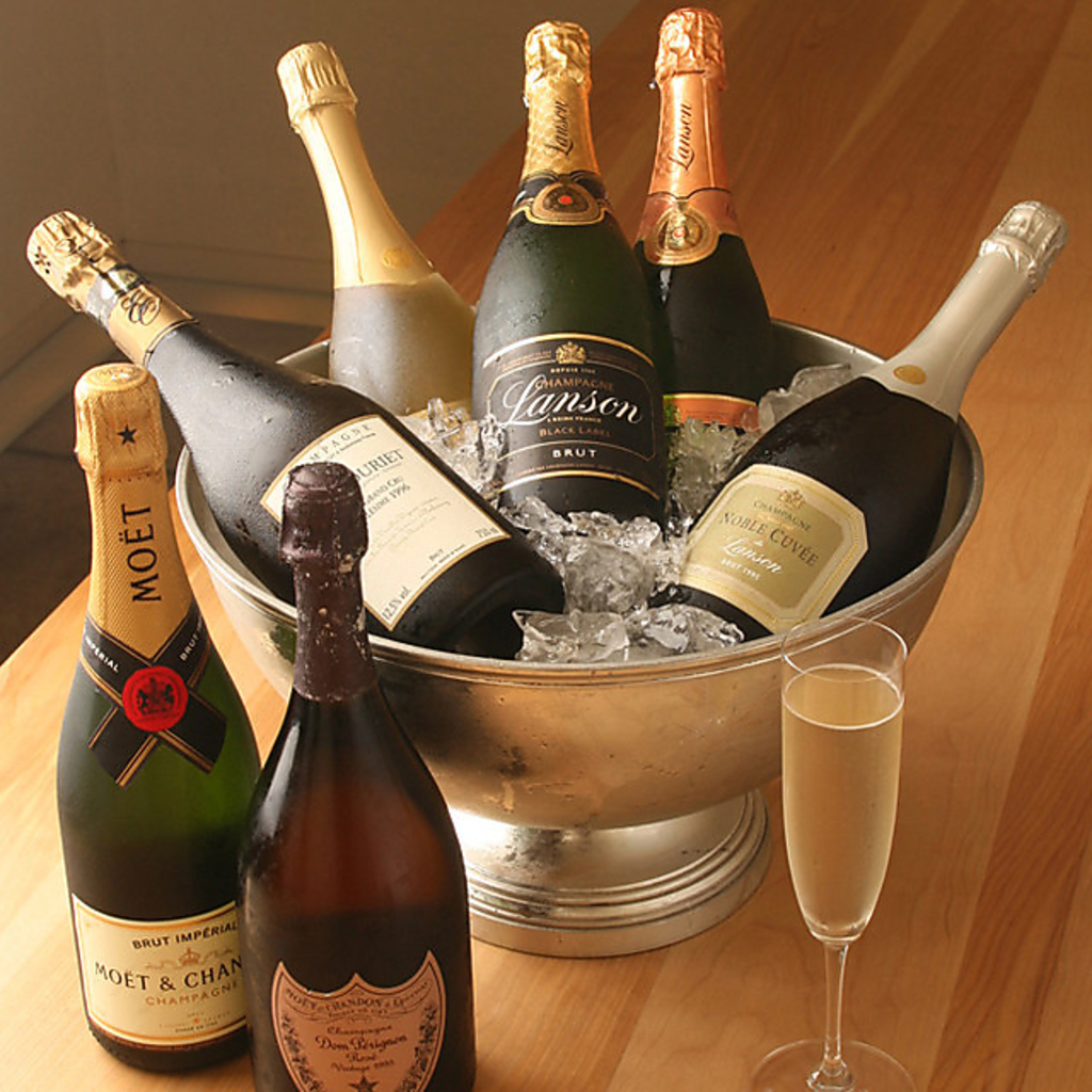 【串揚げ×スパークリング】相性抜群のスパークリングワインの他、ご当地サイダー等もございます。