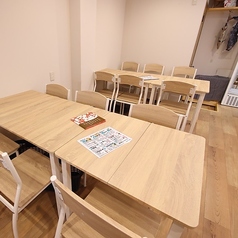 【テーブル席】ご家族や気の合う仲間と楽しいひとときがお過ごしいただけるテーブル席を完備。広々としたテーブルに彩り鮮やかな料理が並び、お食事を華やかに演出いたします。急遽決まった飲み会や宴会にも最適で、人数に応じてお席の調整も柔軟に対応いたします。