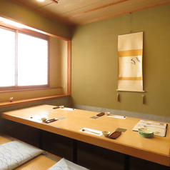 【菊】2階・掘りごたつの完全個室。2F/3Fはお部屋代として1000円(税込)×人数分頂いております(アラカルトでのご注文の場合)。注)チャージ代とは別になります