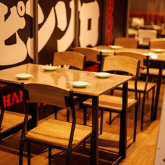 ご家族や友人同士での飲み会に最適な4名テーブル席。鍋や麻婆豆腐、創作料理など豊富なメニューで会話も弾みます。産地直送の生牡蠣も人気！気軽に楽しめる大衆居酒屋ならではの雰囲気で、笑顔あふれる時間をお過ごしください。