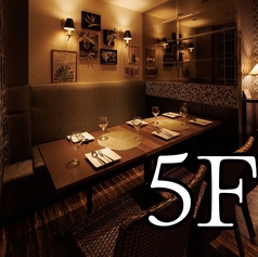 【NEW OPEN】2名～最大80名のモダンなソファーテーブル席がお出迎え。2026年1月オープンですので、店内は綺麗に設えております。女子会やデートなど特別なお食事にもピッタリのお席となっております！旬の食材を使用した創作料理をお届け致します。【吉祥寺／肉バル／個室／飲み放題／宴会／大人数／和食／飲み会／誕生日】