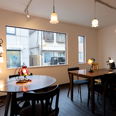 古民家を改装した店内。テーブル席は、深い色の木製の家具で落ち着きのある空間を演出しています。