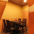 暖簾で仕切られた個室は、心地よい安らぎのひとときを提供する特等席。温かみのあるシンプルなインテリアが配置され、居心地の良さ◎周囲に気兼ねする必要もありません、大切な方と思い思いの時間をお過ごしいただけます。多彩なシーンで重宝します。お早めのご予約がおすすめします。ぜひ、お気軽にお問い合わせください。