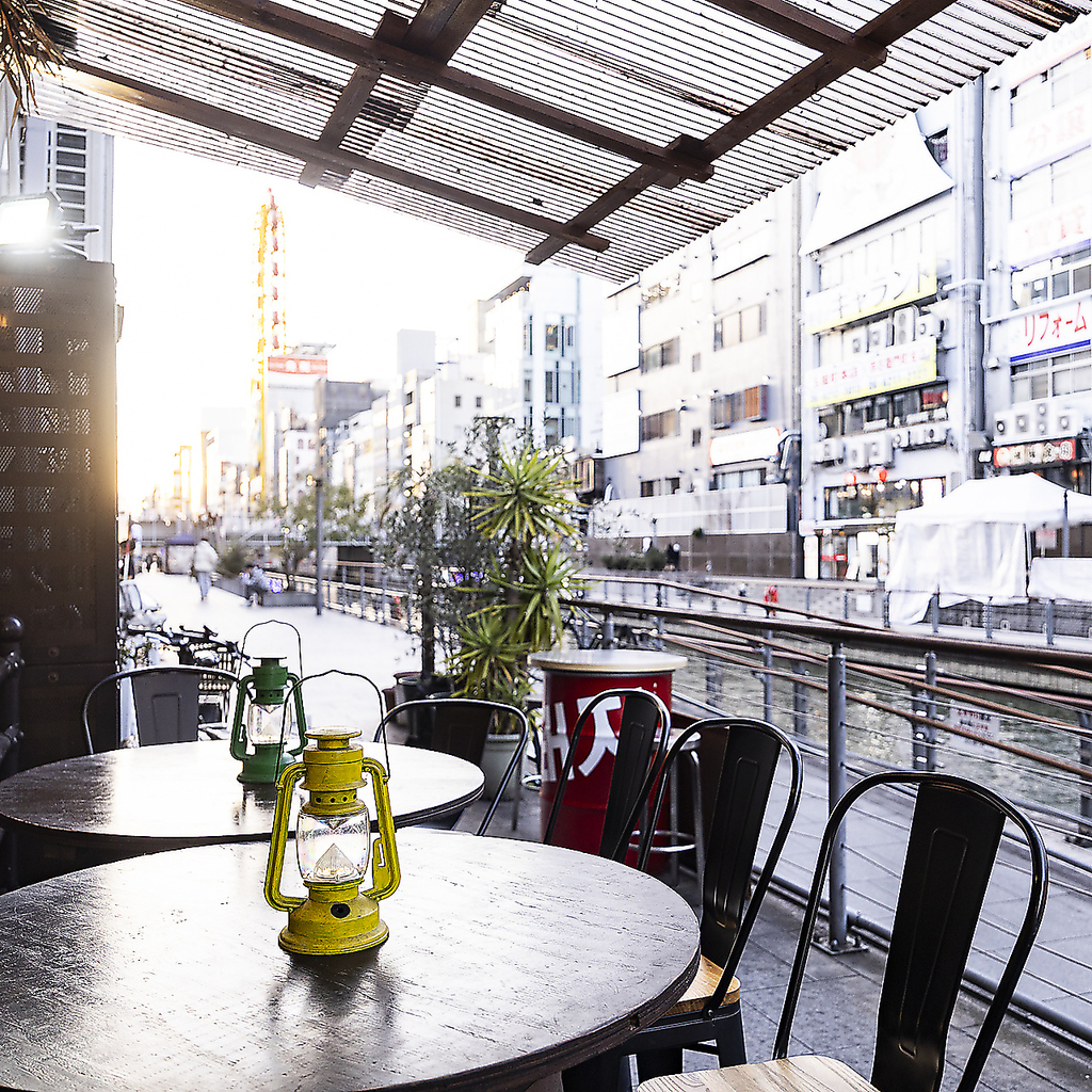 道頓堀を望むテラスは25席。夏は開放感を楽しみ、冬はテントで暖かく過ごせるリバーサイド空間。