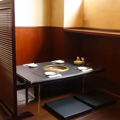 足を伸ばしてゆったりとお寛ぎいただける、4名様向けの座敷席をご用意しております。落ち着いた温かみのある空間は、ご家族での団らんやご友人同士のお食事にぴったりです。気兼ねなく美味しいお料理とお酒を味わいながら、心地よいひとときを心ゆくまでお楽しみいただけます。