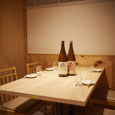 特製出汁の香りに包まれながら、個室でゆったりと楽しむおでんとお酒。静かに味わう個室空間。