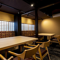 当店では、最大32名様までの貸切利用を承っております。大切な方をおもてなしする接待や、同窓会など、様々なシーンにご利用ください。揚げたての串かつを囲みながら、皆様で特別なひとときをお過ごしいただけます。ご予算やコース内容なども、お気軽にご相談ください。