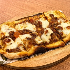 燻製チーズとオリエンタルボロネーゼのピンサ・ロマーナ