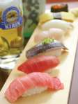 新鮮な魚介を使った、にぎり寿司もどうぞ。ネタがご飯から溢れる「ぶっかけこぼれ寿司」もあり！