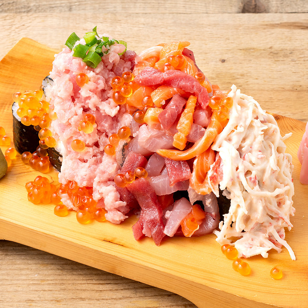 当店名物【ぶっかけ寿司こぼれ盛り】！！！新鮮食材がボリュームたっぷりで大満足★